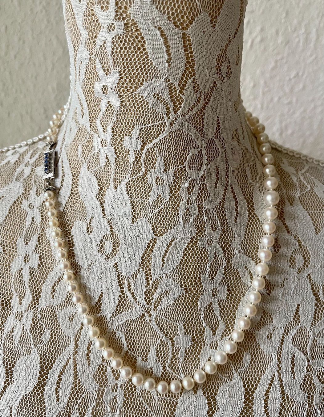 Catenine: Collier perles fermoir Or 18k et saphirs – Usato da Genève venduto da Annilu