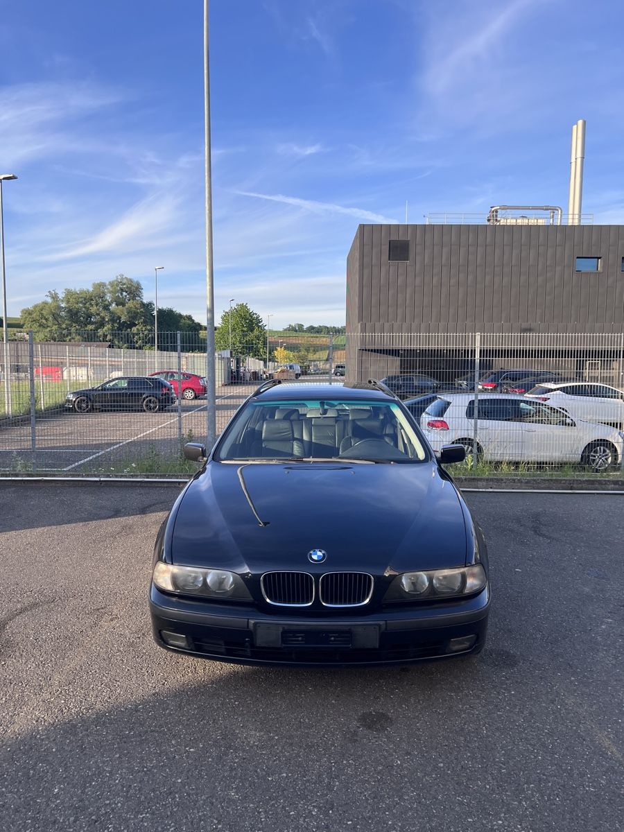 BMW Automobili: BMW 528i E39 Touring schwarz – Usato da Laufen venduto da andsan 2
