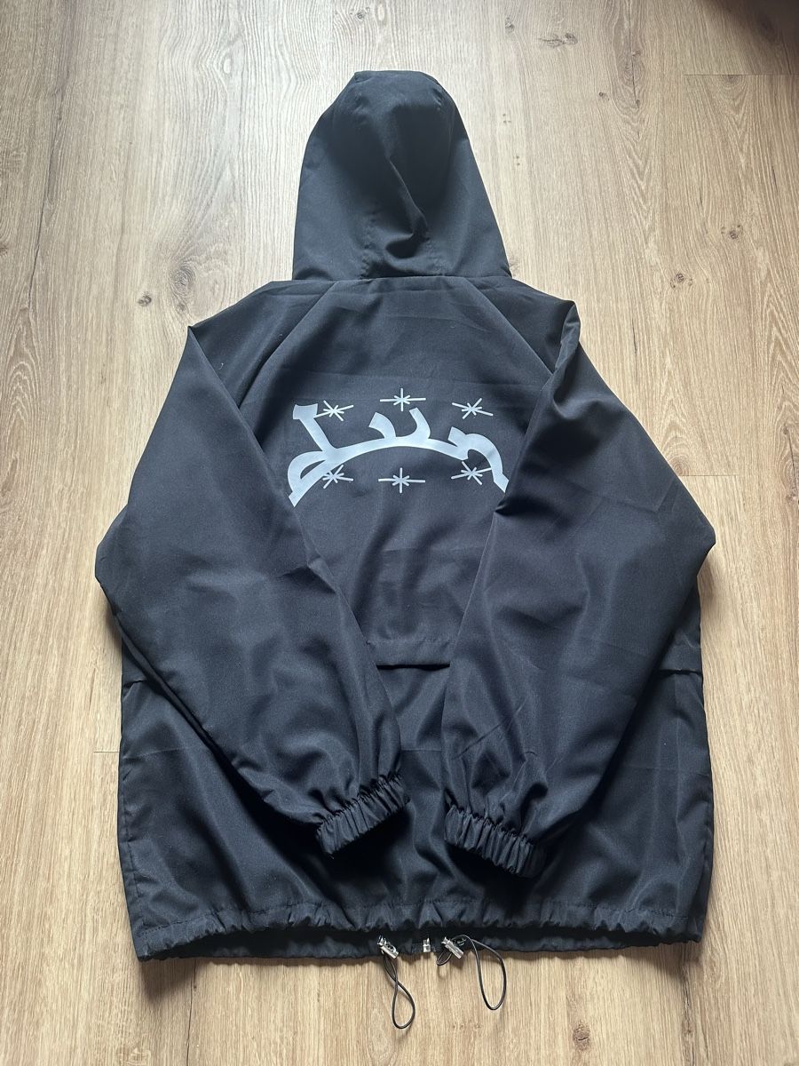 Giacche: Jacke mit Print auf der Rückseite – Nuovo (secondo la descrizione) da Visperterminen venduto da manunik 1