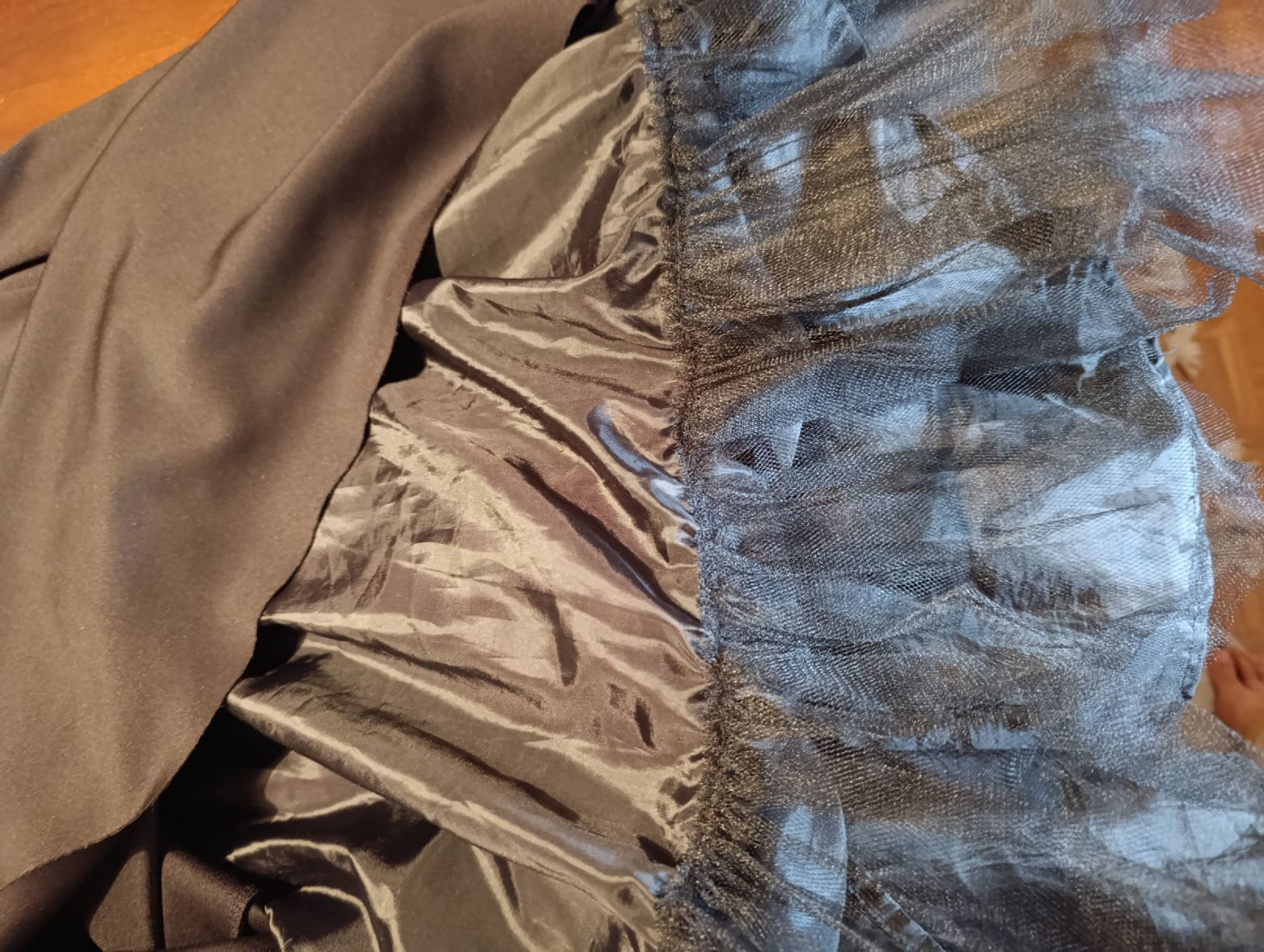 Vestiti: robe Rinascimento noire M – Usato da Monthey venduto da 04Elisa 3