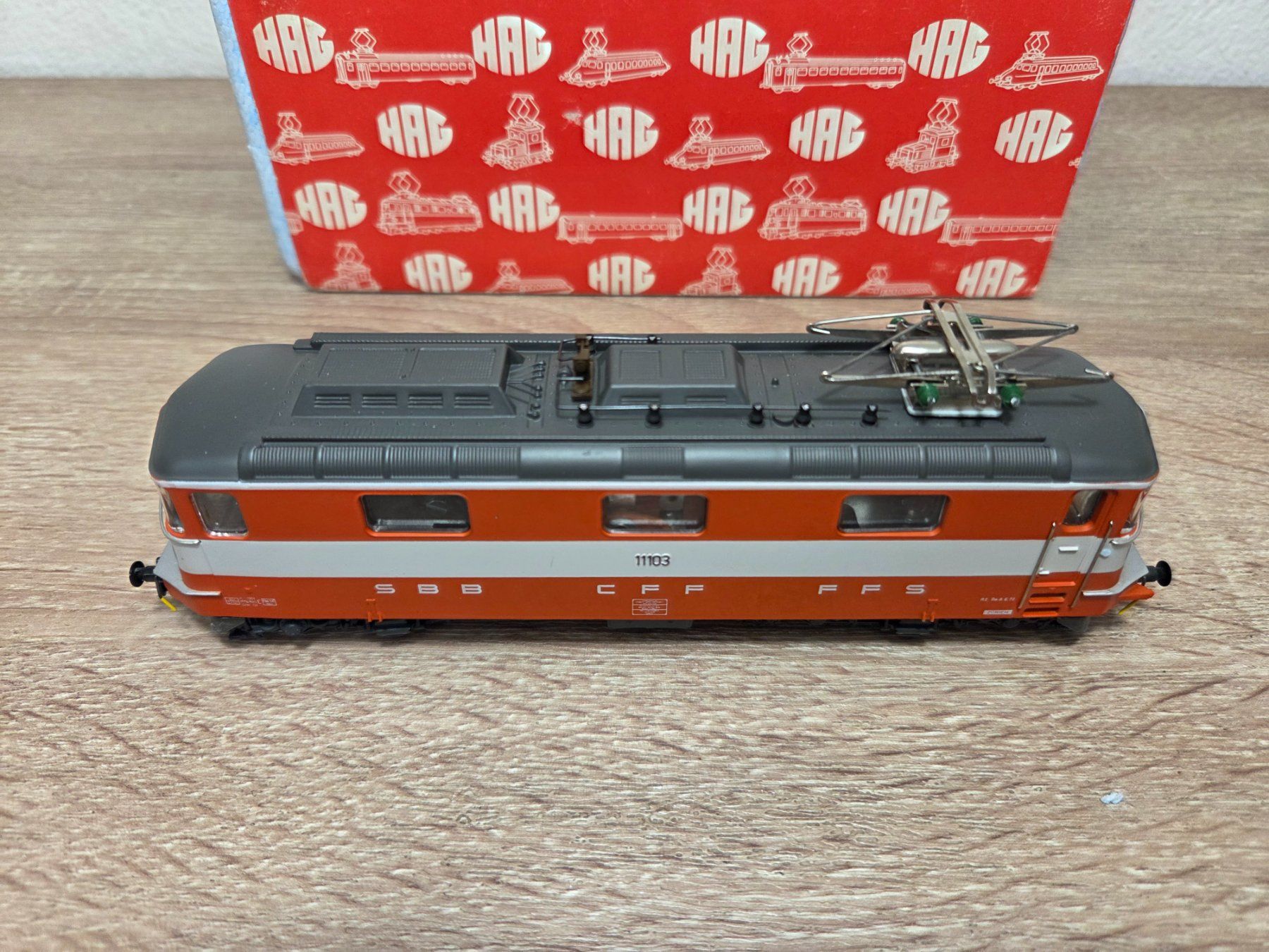 Hag Modellini di ferrovie: Hag 211 E-Lok "Swiss Express" 11103 SBB H0 – Usato da St-Aubin-Sauges venduto da Lo_Go 4