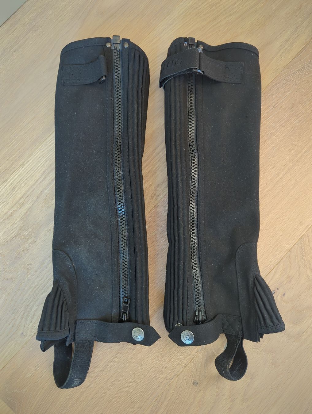 Lotti di vestiti: Reitset: Helm, Reitstiefeletten, Chaps, Hose – Usato da Niederscherli venduto da lacana._ 1