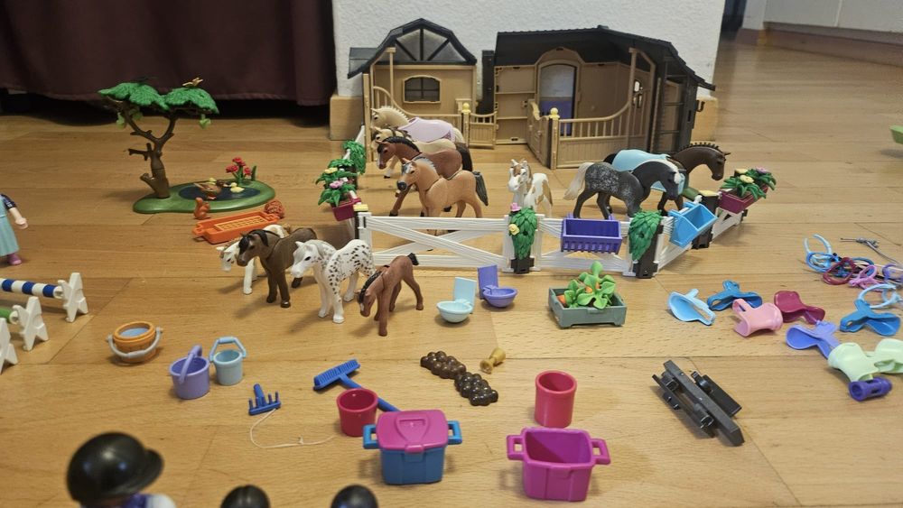 Playmobil Jouets: Grosses Playmobil Pferde Set Country m. viel Zubehör Ponyhof – D'occasion à Luzern par der