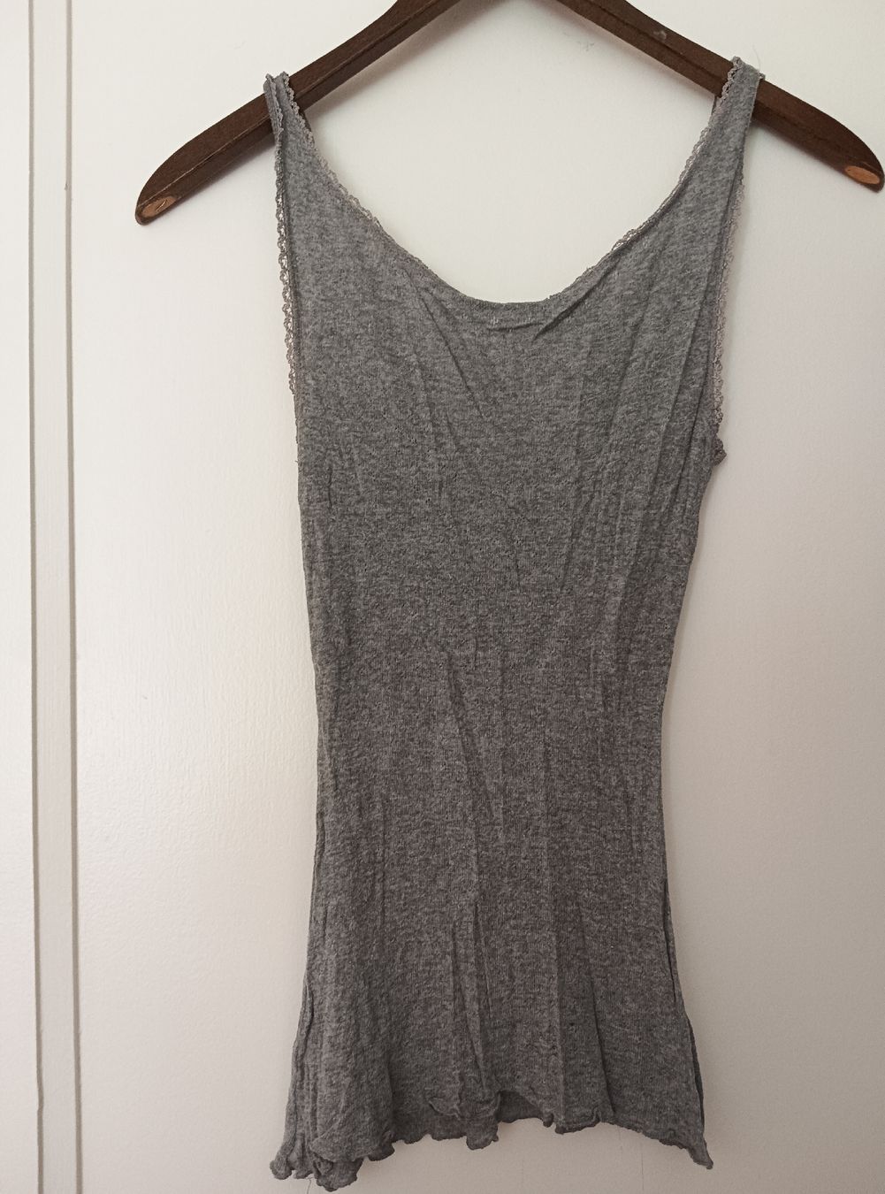 Tops: Graues Top mit Spitze, Grösse S - Shirt oder Unterhemd – Gebraucht aus Zürich von Asteraki 2