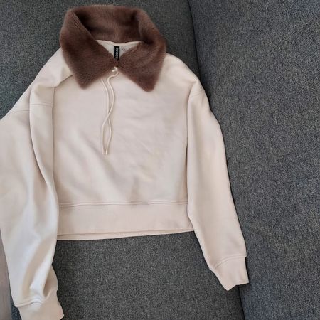 Selling a cozy cream-colored cropped sweatshirt from H&M Div