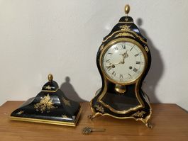 Antike Pendeluhr mit Haube, feine Verzierungen