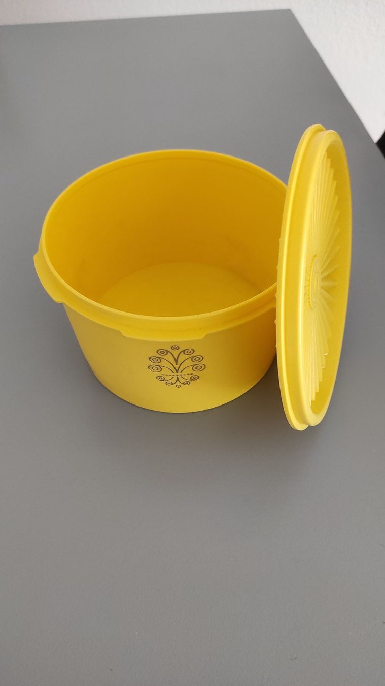 Recipients et similaires: Contenitore Tupperware giallo con coperchio – Neuf (Voir description) à Biel/Bienne par mor_gbm5 2