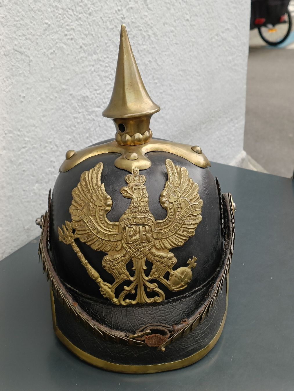 Uniformi: Alter Helm Pickelhaube Preussen Modell 1871 – Usato da Brugg AG venduto da Ente015