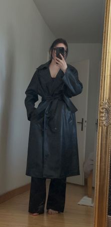 Trenchcoat aus hochwertigem Kunstleder von Mango