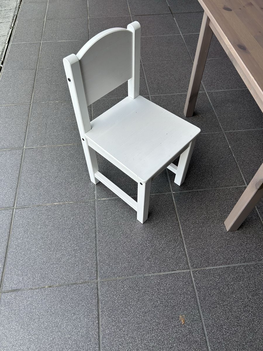 Bureaux: Ikea Kindertisch mit Stuhl – D'occasion à Gisikon par mgu_5ykh 1