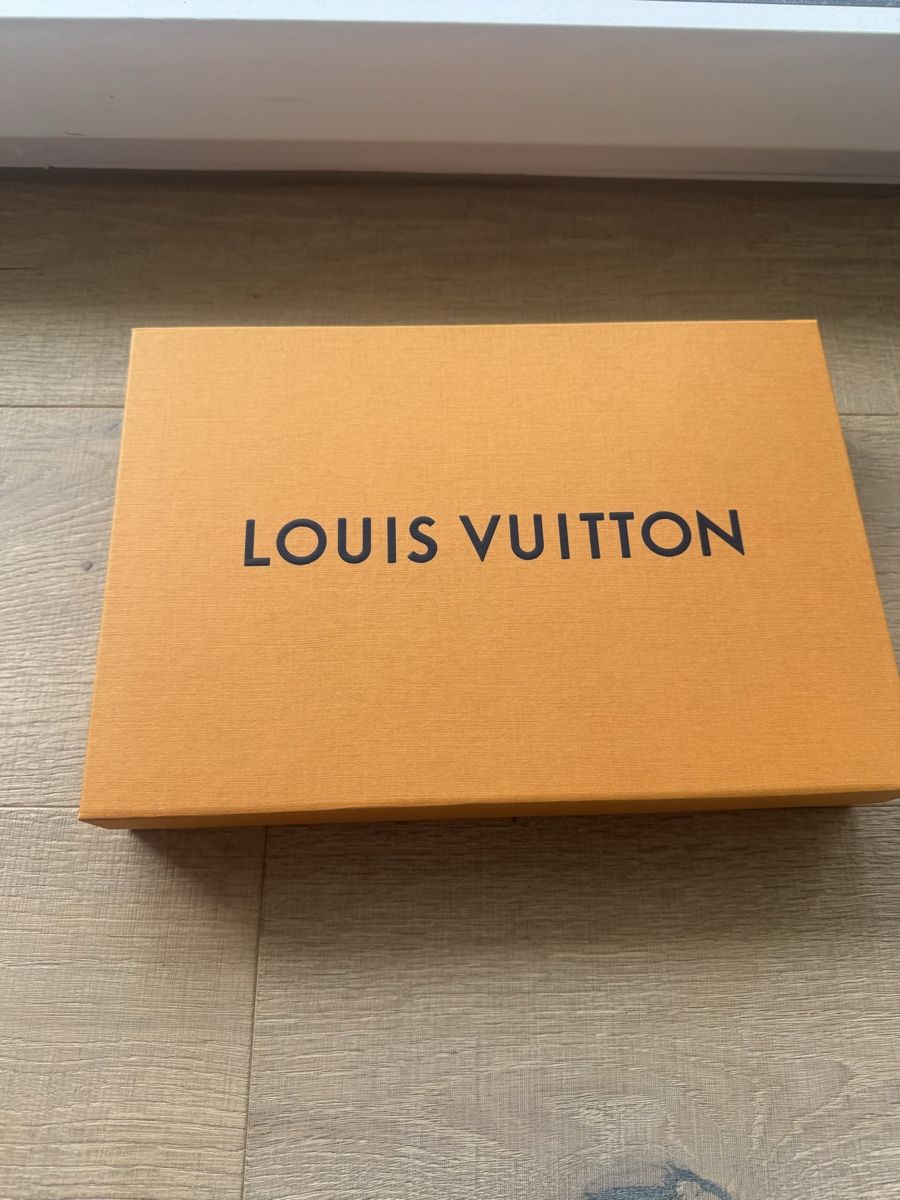 Louis Vuitton Foulard & Sciarpe: Louis Vuitton Monogram Classic Scarf with Box - Red – Usato da Meilen venduto da vic_9wmf 2