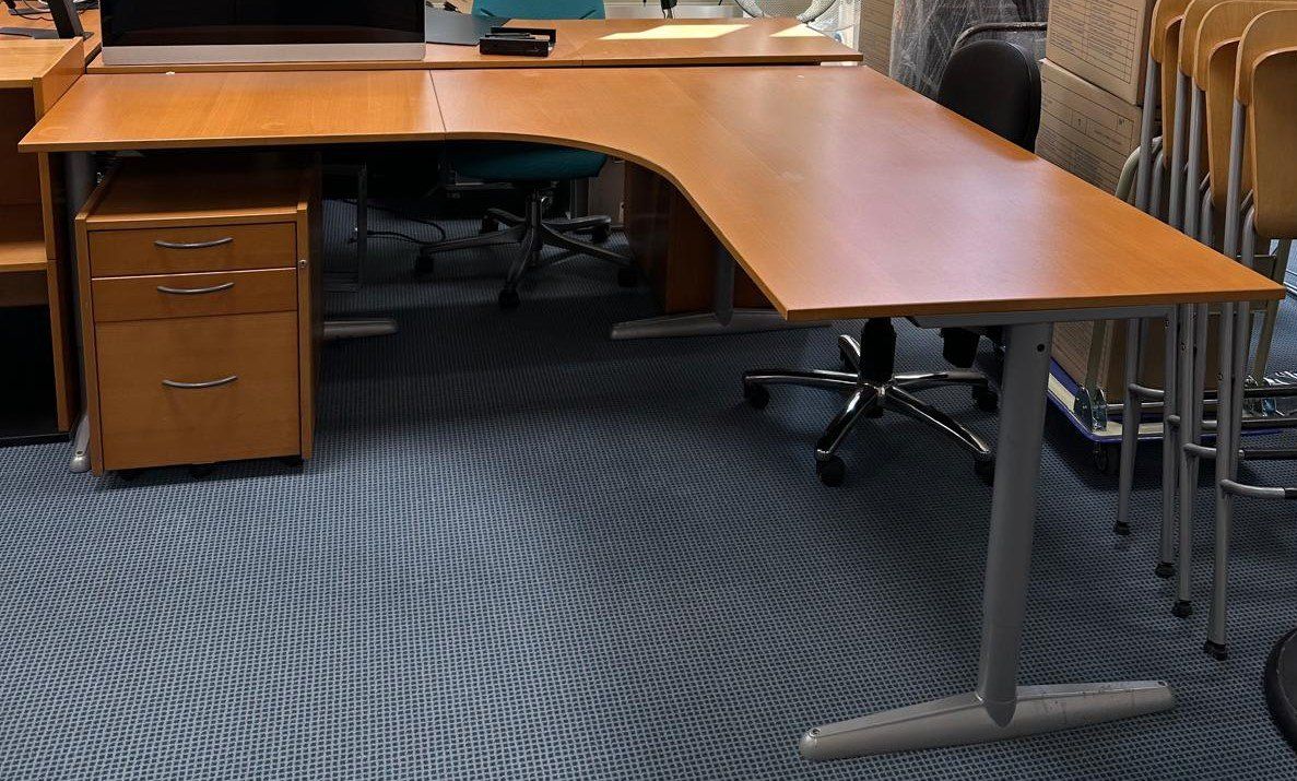 Scrivanie: Eckschreibtisch / Bürotisch – Usato da Rüti ZH venduto da Inovis_AG 4