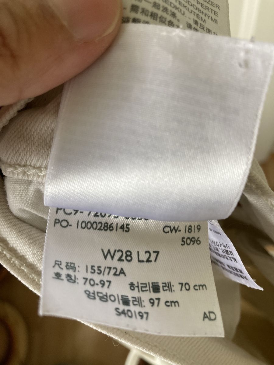 Jeans: Levis ribcage 28 – Usato da Zürich venduto da Diya84 3