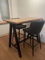 Bartisch mit zwei Barstühlen 