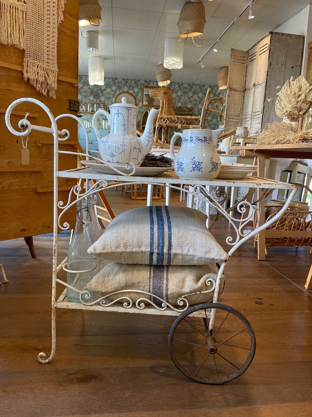 Carrelli di servizio: Shabby Chic Servierwagen – Usato da Sirnach venduto da dasrosahaus