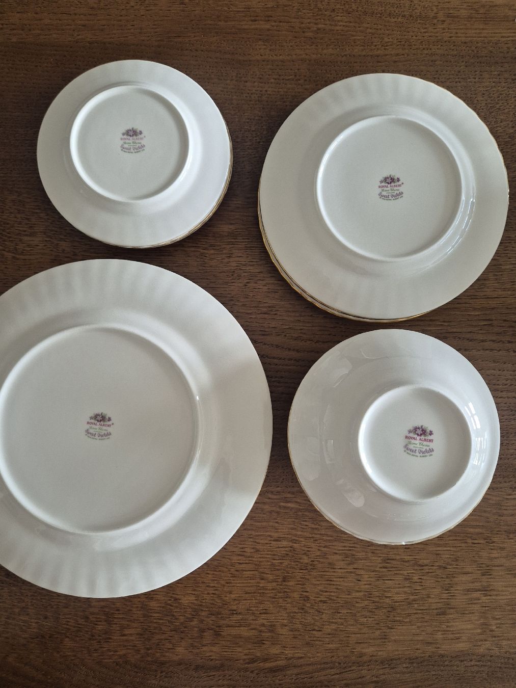 Royal Albert Services de table: Antique Royal Albert England Sweet Violets dinnerware set – D'occasion à Horgen par yej_n6rr 4
