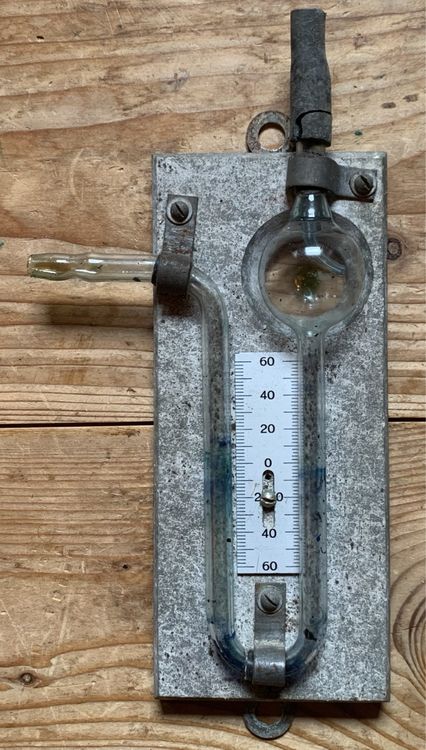 U-Rohrmanometer aus Bunker der CH Armee 1