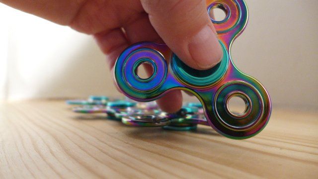 Giochi: 1 Regenbogen Fidget Spinner, Antistress, Metall – Nuovo (secondo la descrizione) da Zürich venduto da inf_gt6t 1
