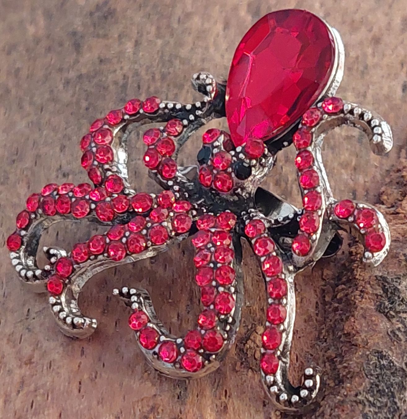 Spille & Fermagli: Brosche Tintenfisch / Octopus / Krake mit rotem Strass – Nuovo (secondo la descrizione) da Oberwil BL venduto da Hunajakakku 4