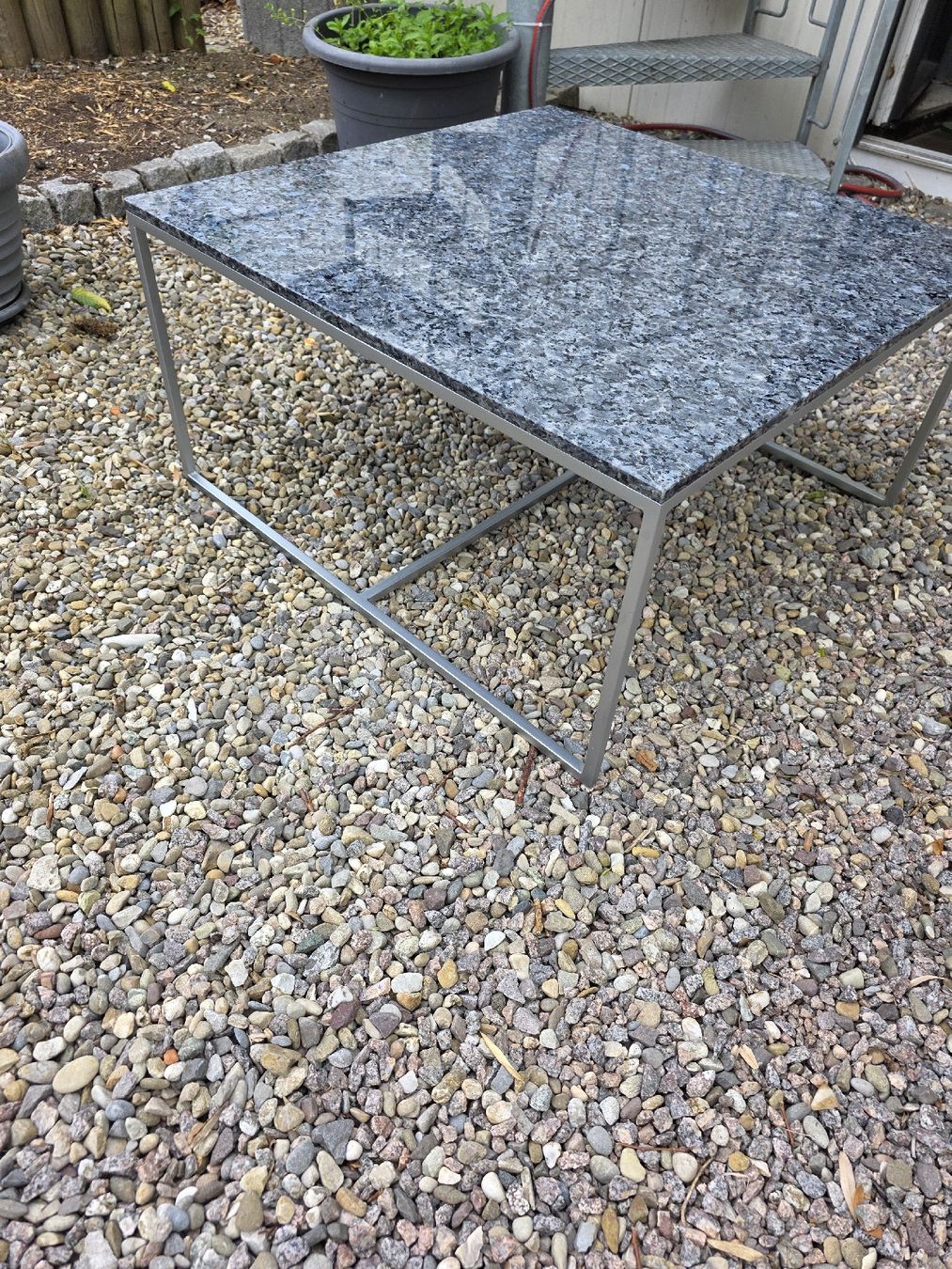 Pietre & tegole: Quadratischer Couchtisch mit Granitplatte, modern – Usato da Alberswil venduto da mario889 1