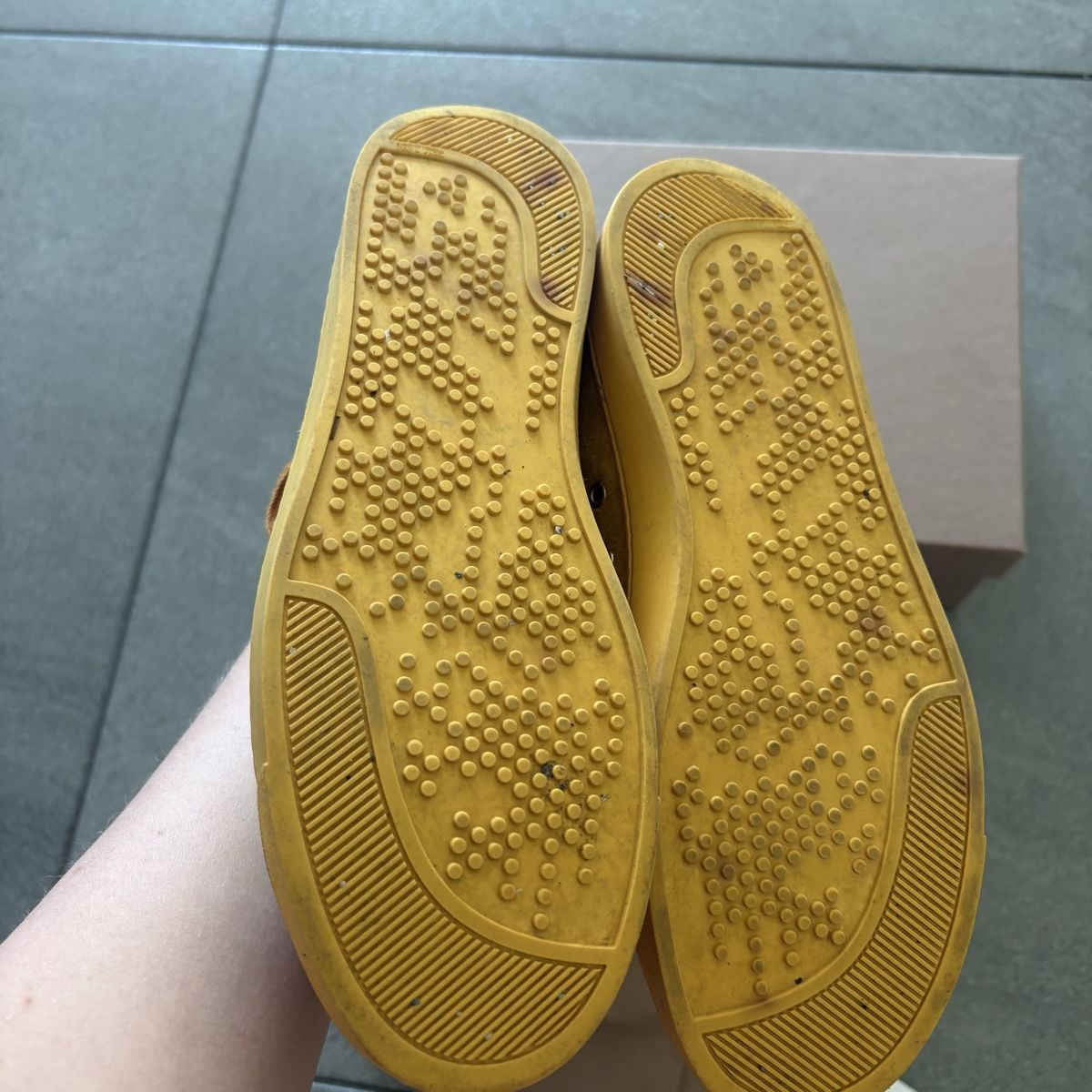 Gianvito Rossi Scarpe da uomo: Gianvito Rossi Yellow Sued sneakers 35 – Usato da Pully venduto da Sell_it_all 1