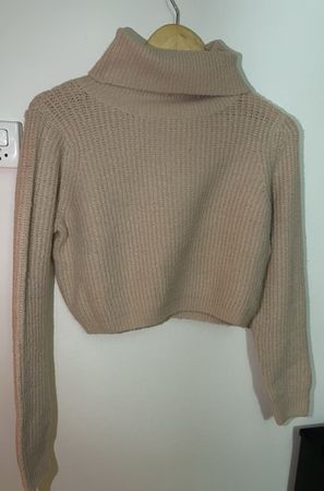 Kurzer Rollkragenpullover