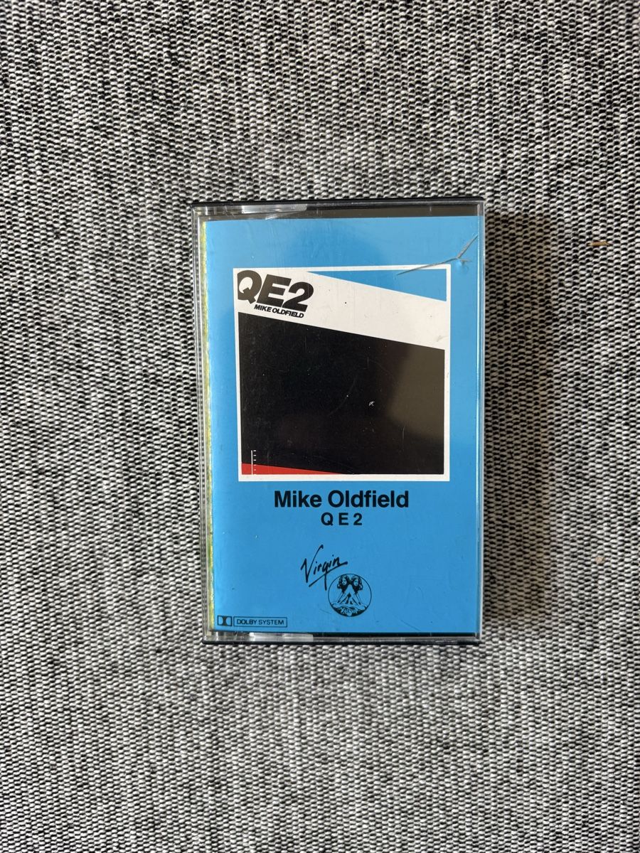 Cassettes audio: Musikkassette Mike Oldfield QE2 – D'occasion à Zofingen par Bigron