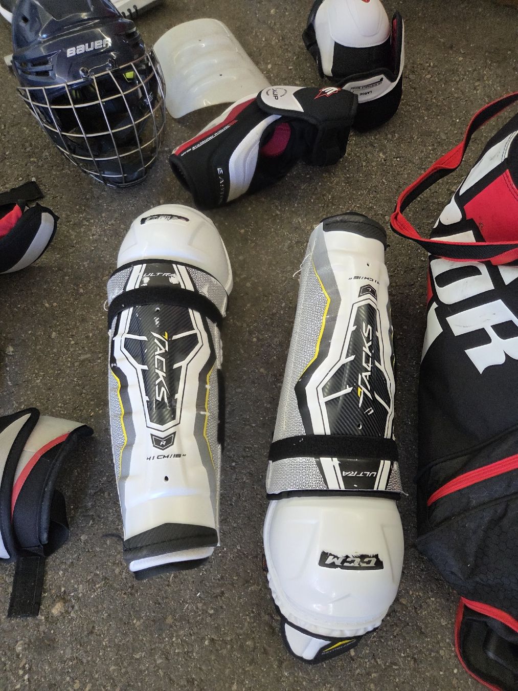 Bauer Schutz & Schoner: Eishockey Ausrüstung  – Gebraucht aus Oberhasli von General-Dealer 2