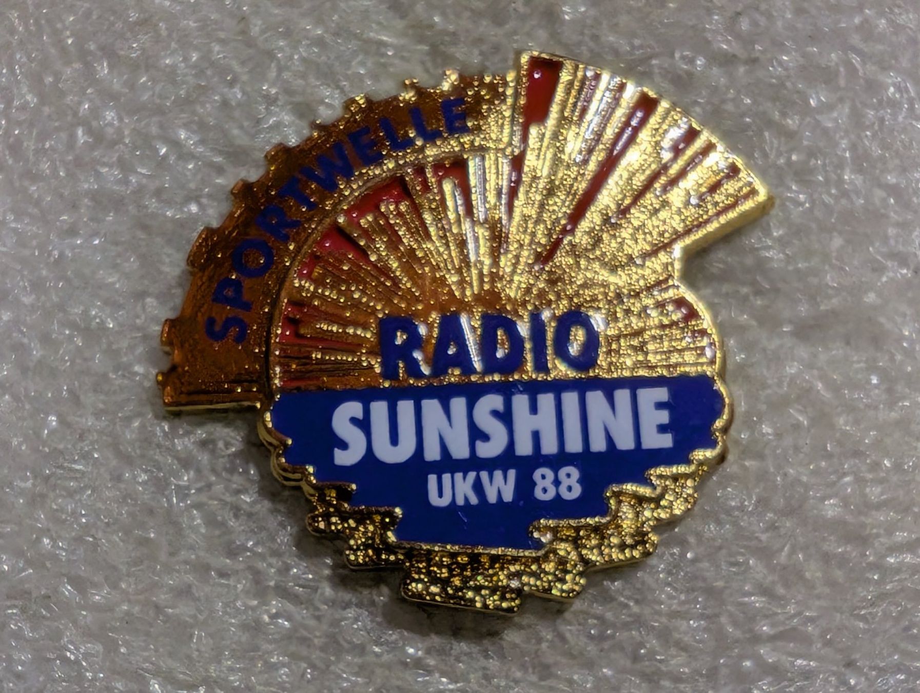 Placchette & Badge: Ansteckpin 159: Radio Sunshine – Usato da Oppligen venduto da Pin-Fall-Shop