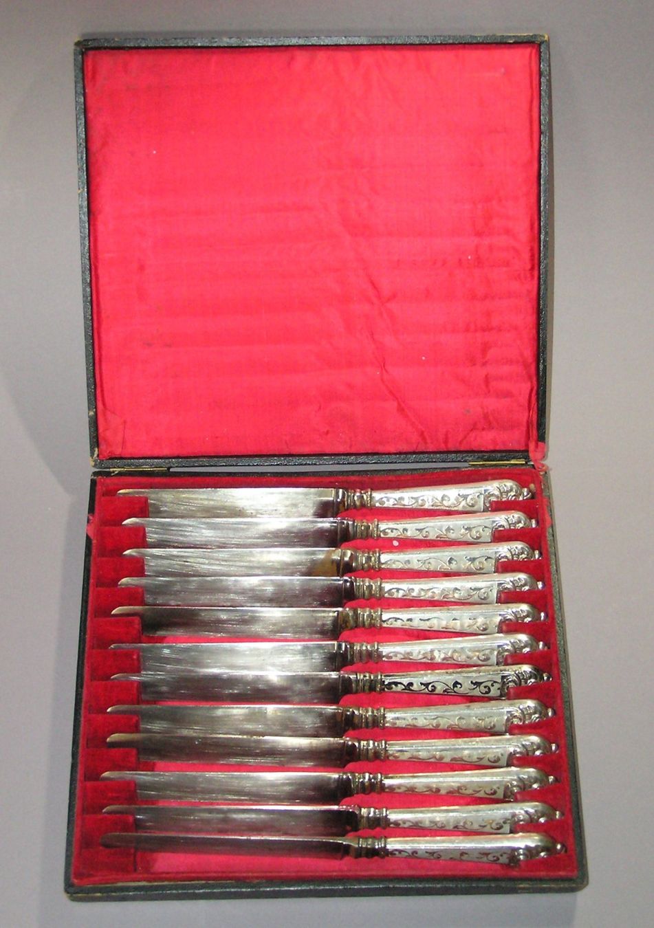 Messer: 12 ANTIKE DESSERTMESSER OBSTMESSER – Gebraucht aus Grenchen von Antique-hunter