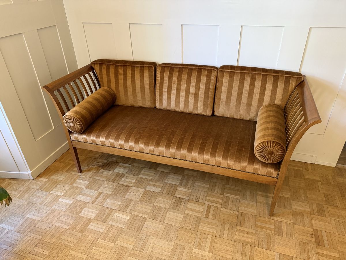 Divani: Jugendstil-Sofa, vermutlich Nussbaum, Samtbezug – Usato da Bern venduto da Moowee