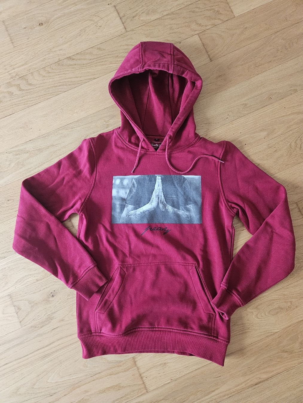 Maglioni & Felpe: Kapuzenpullover Mister Tee Pray rot Grösse S  – Nuovo (secondo la descrizione) da Abtwil AG venduto da Ayline.a8
