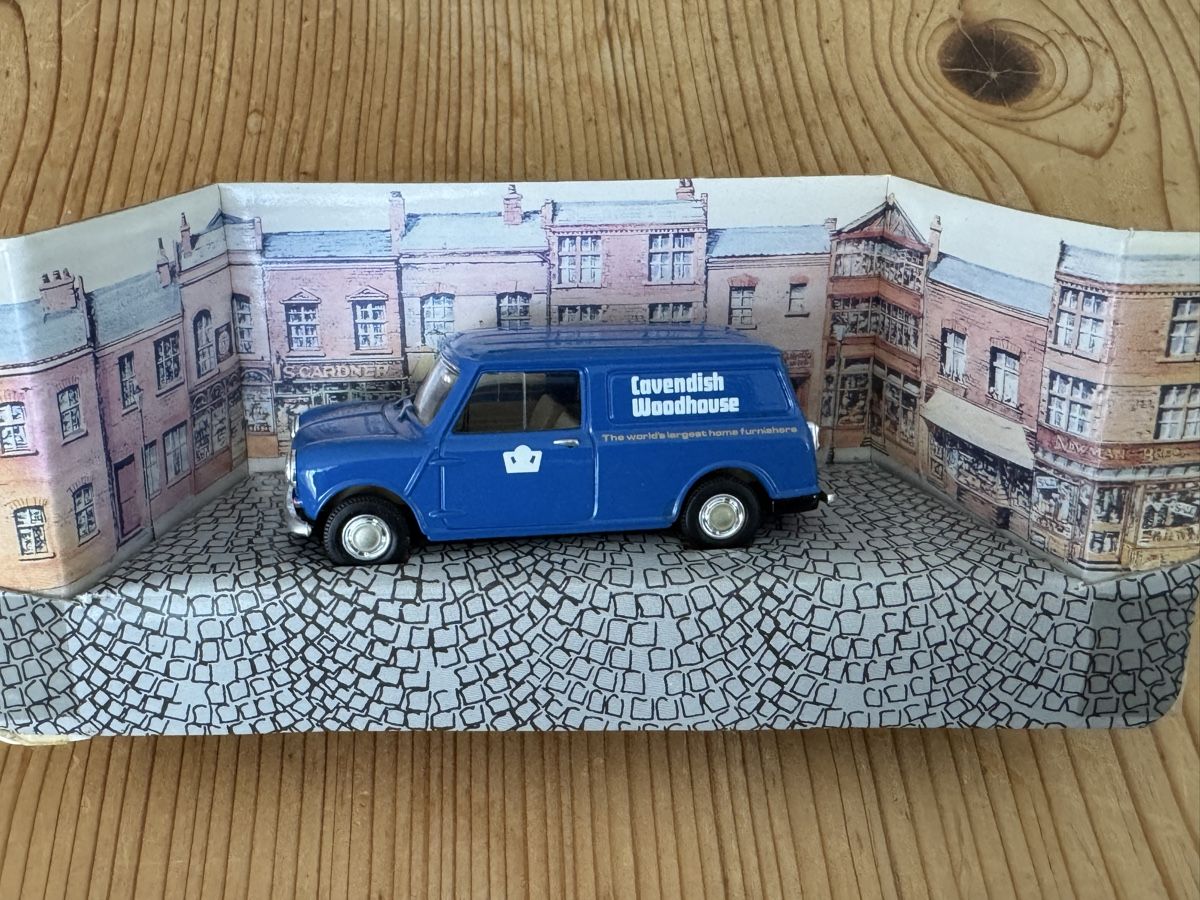 Corgi Toys Modellini d'auto: Corgi Classics Morris Mini Van, Cavendish Woodhouse, 1/43 – Nuovo e nell'imballaggio originale da Ibach venduto da jansim