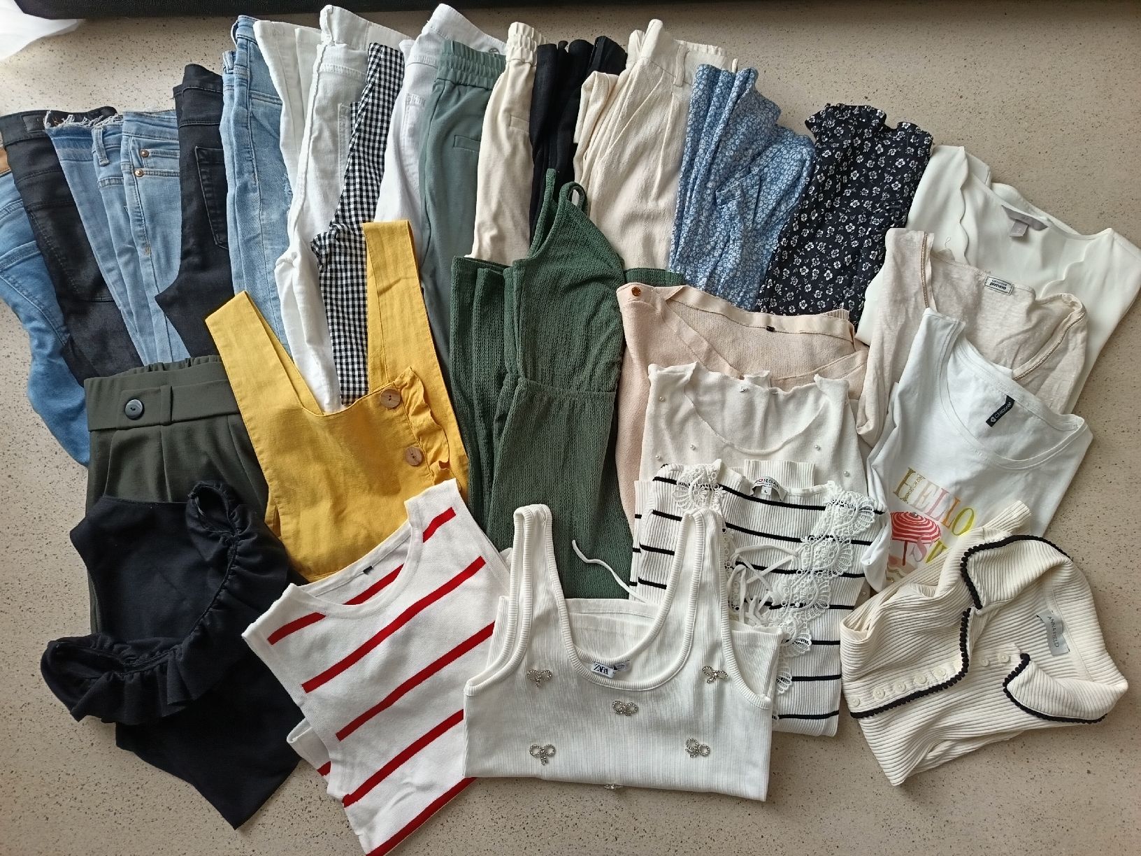 Kleiderpakete: 30 teiliges Kleiderpaket XS-S – Gebraucht aus Montlingen von Akitoichiro