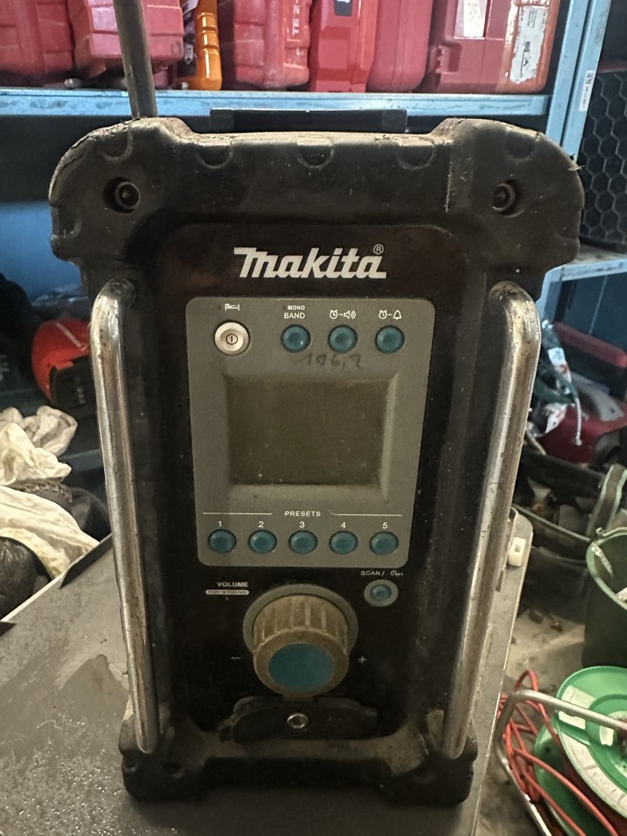 Makita Radio: Makita BMR100 Baustellenradio – Usato da Domat/Ems venduto da nin_s5x9