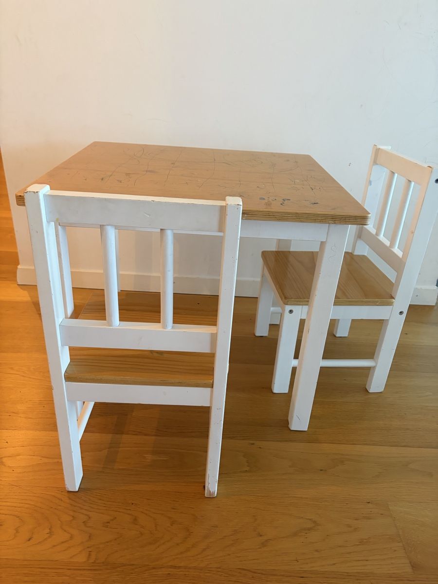 Tables: Kindertischchen mit 2 Kinderstühle – D'occasion à Jona par Sporty80
