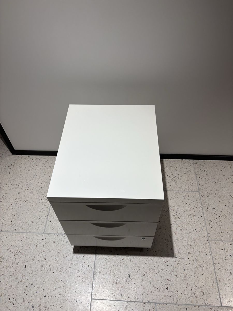 Banconi: Rollcontainer weiss mit drei Schubladen abschliessbar – Usato da Zürich venduto da hak_x7hp 1