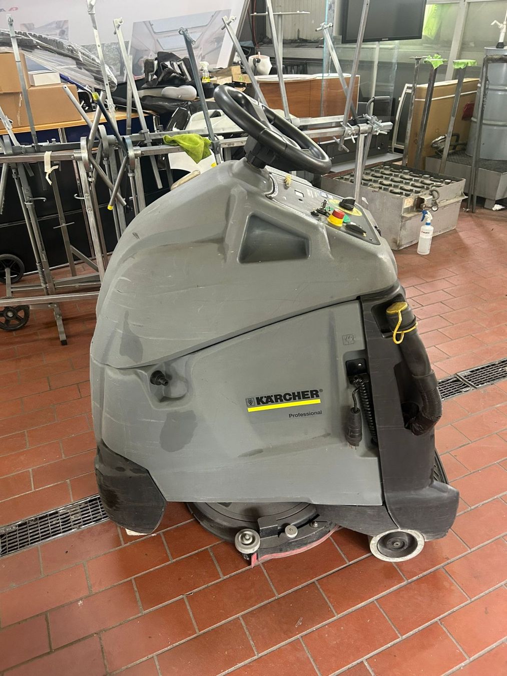 Kärcher Tutte le macchine: Kärcher Scheuersaugmaschine Pro – Usato da Gamsen venduto da ACW_Group