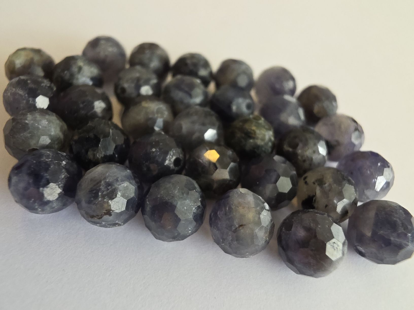 Minerali & Pietre curative: Iolith facettiert ca. 6mm. Perlen 31 Stück lose – Nuovo e nell'imballaggio originale da Menziken venduto da Mirager