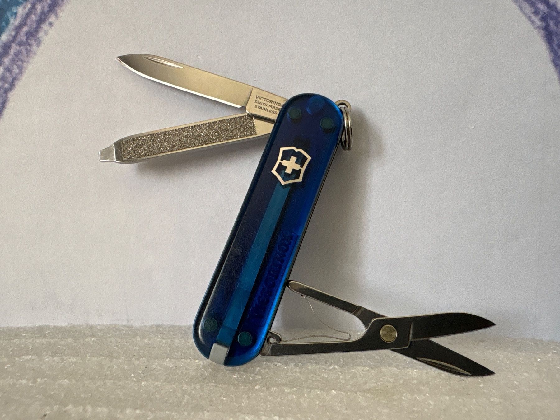 Victorinox Coltelli tascabile: VICTORINOX - Classic blue trans - Sackmesser – Usato da Andwil SG venduto da Rainboli