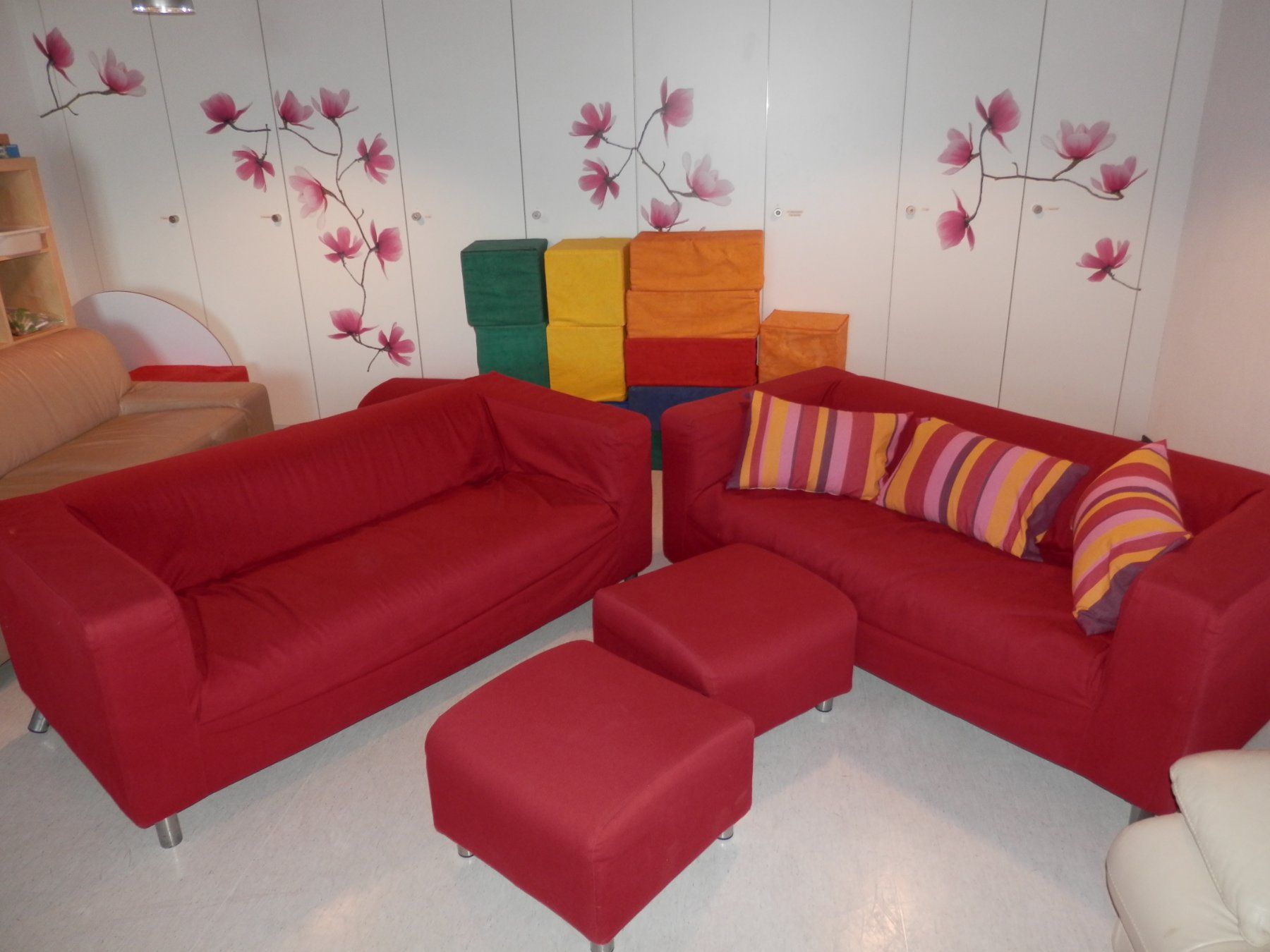 Divani: Doppelsofa Stoff rot mit 2 Hockern – Usato da Mönchaltorf venduto da roo_tq9q 1