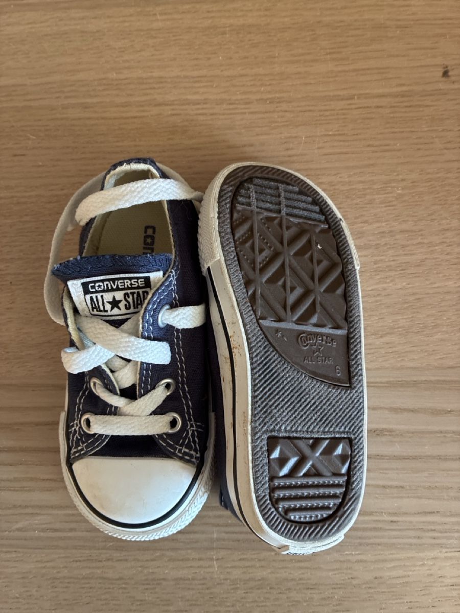 Converse Schuhe für Jungen: Converse Kinder Turnschuhe Grösse 22 – Gebraucht aus Obergesteln von eitscheji