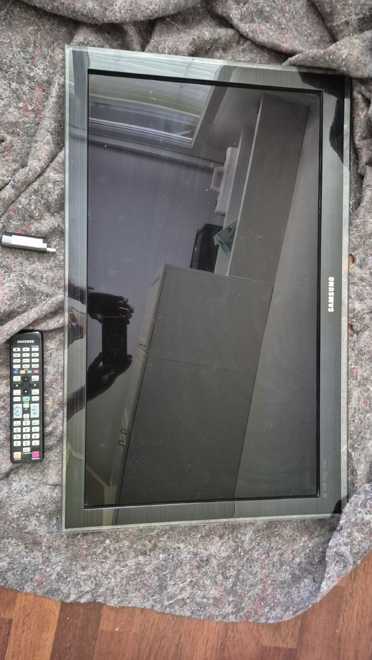 Televisori: Samsung 32" LED-TV PVR/DVB-C/DVB-S, for wall mounting. – Usato da Zürich venduto da and_8c2z