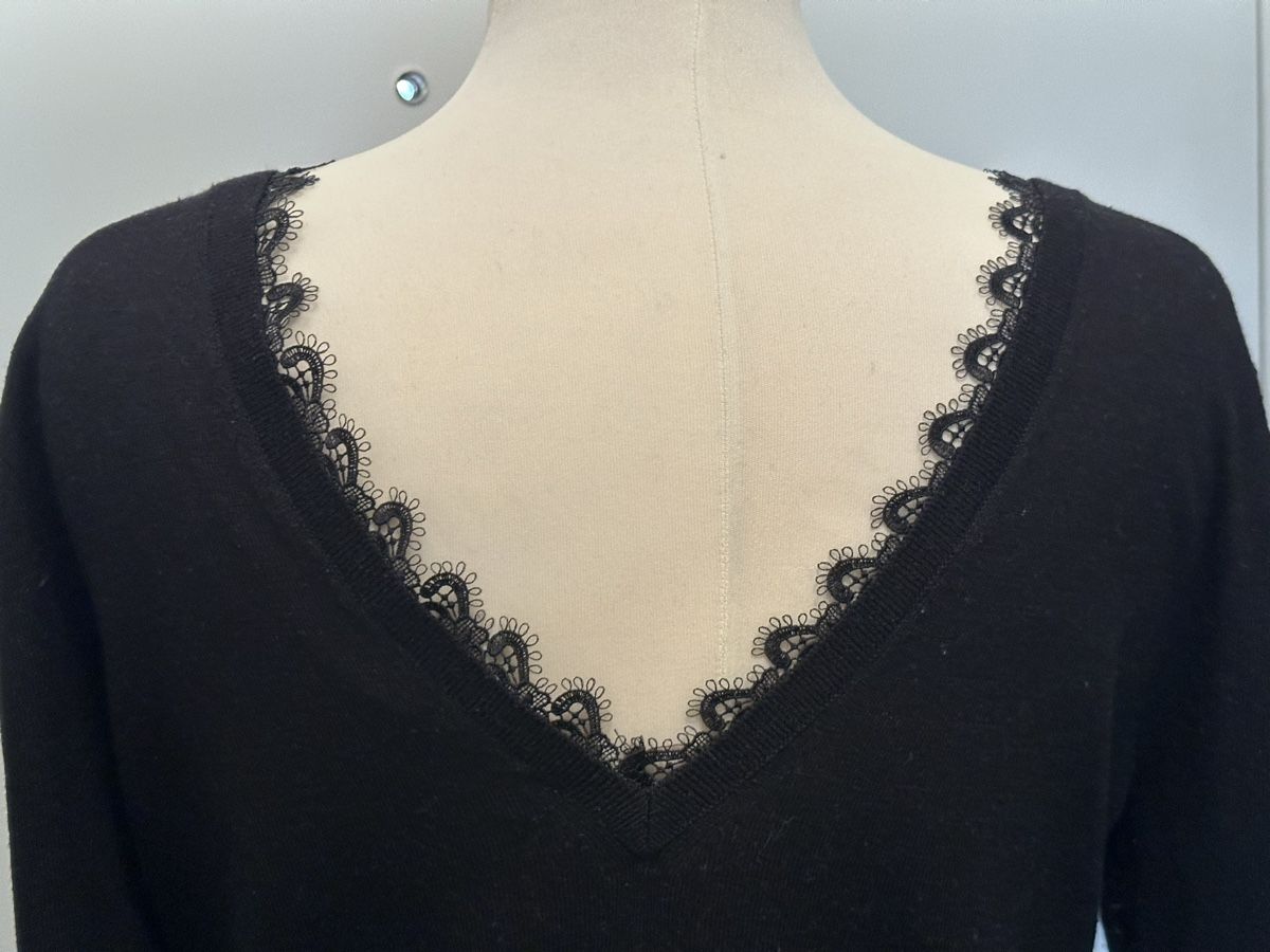 Zara Maglioni & Felpe: ZARA - V-Pullover mit Spitzenausschnitt Gr. L, black – Usato da Dübendorf venduto da san_tt6m 4