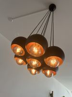 7-flammige Pendelleuchte in Schwarz/Gold
