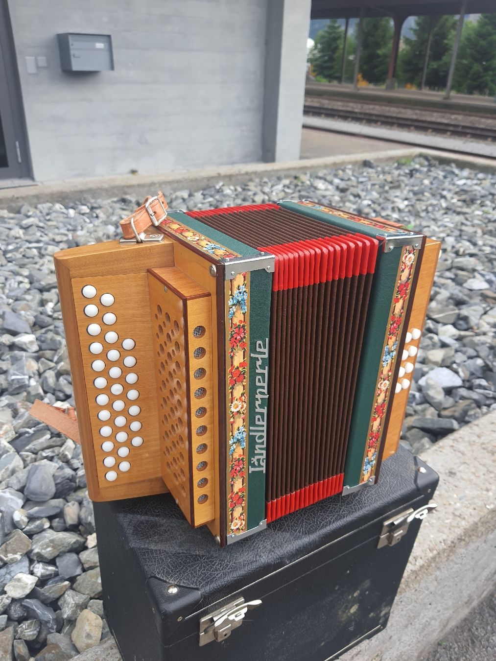 Musikinstrumente: schwyzerorgeli 8 basses avec coffre ton B  – Gebraucht aus Pont-de-la-Morge von Mirabelle0 3