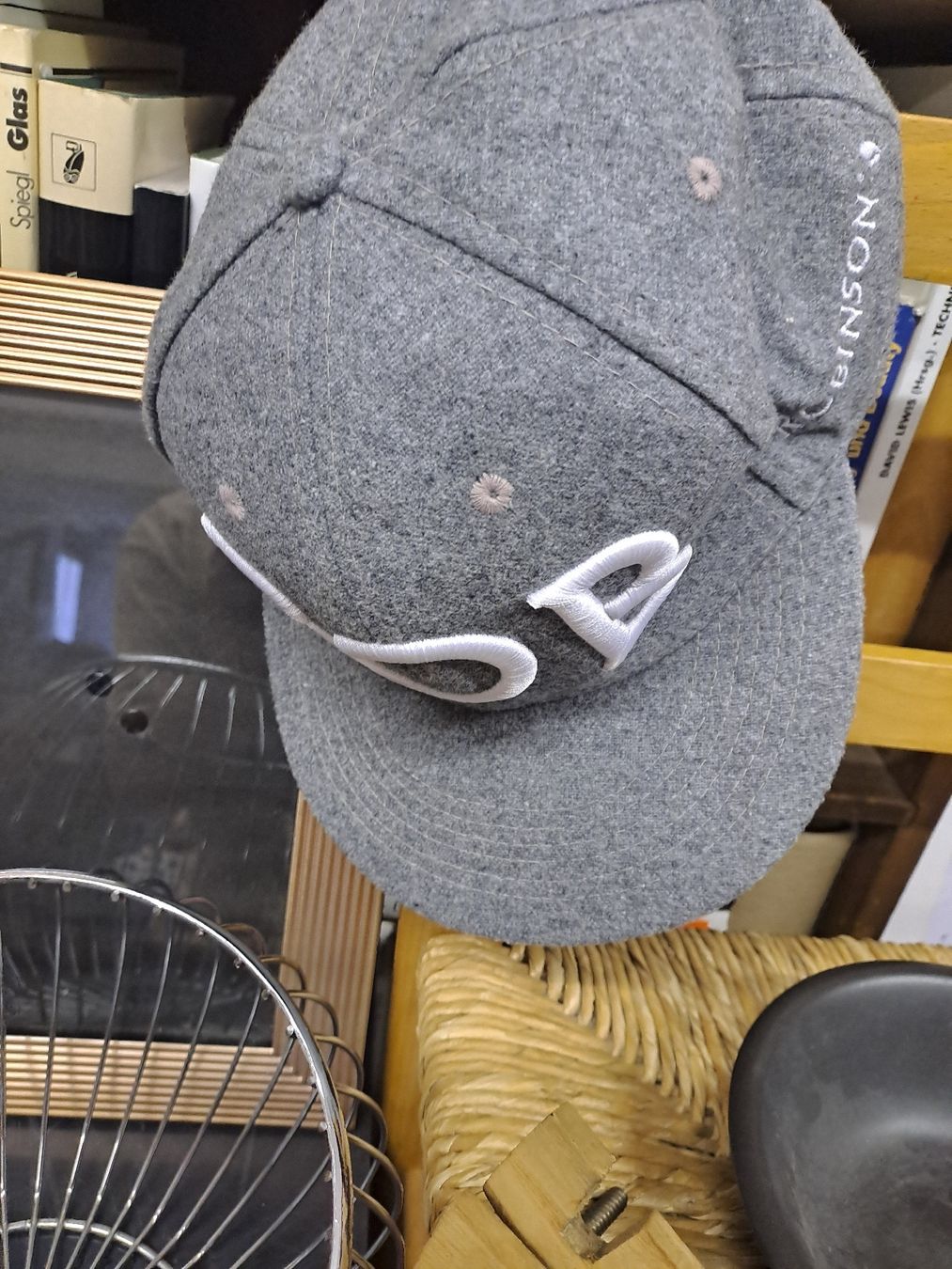 Autres vêtements & accessoires: Kappe grau mit Aufschrift ROB, Einheitsgrösse – Neuf (Voir description) à Zürich par Schoebi19 1