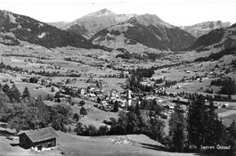 Saanen Gstaad BE Talansicht mit Dorf und Kirche