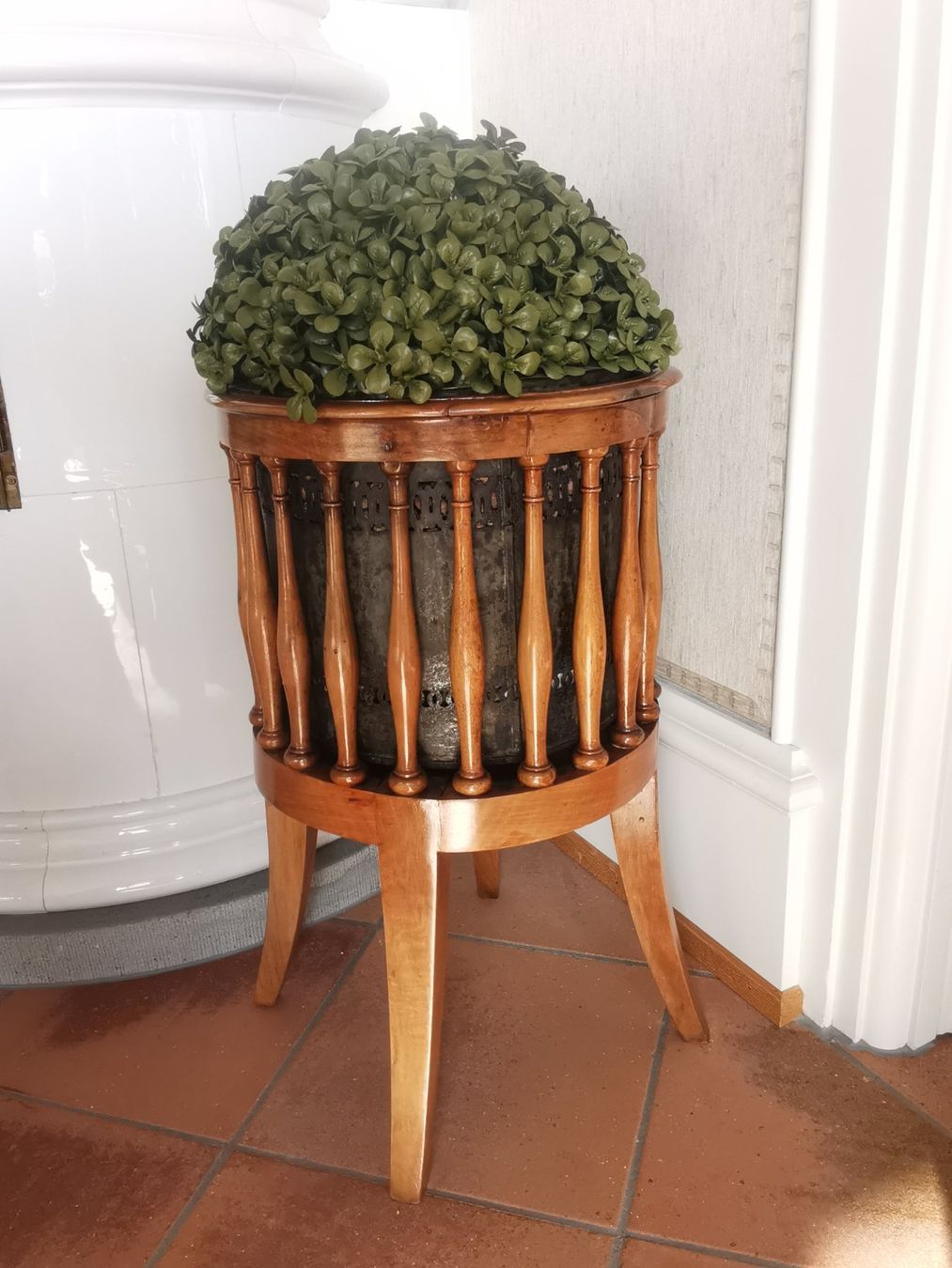 Altro per la casa: Antiker Cachepot-Ständer, Jardinière aus Holz – Usato da Dübendorf venduto da aschiduebendorf