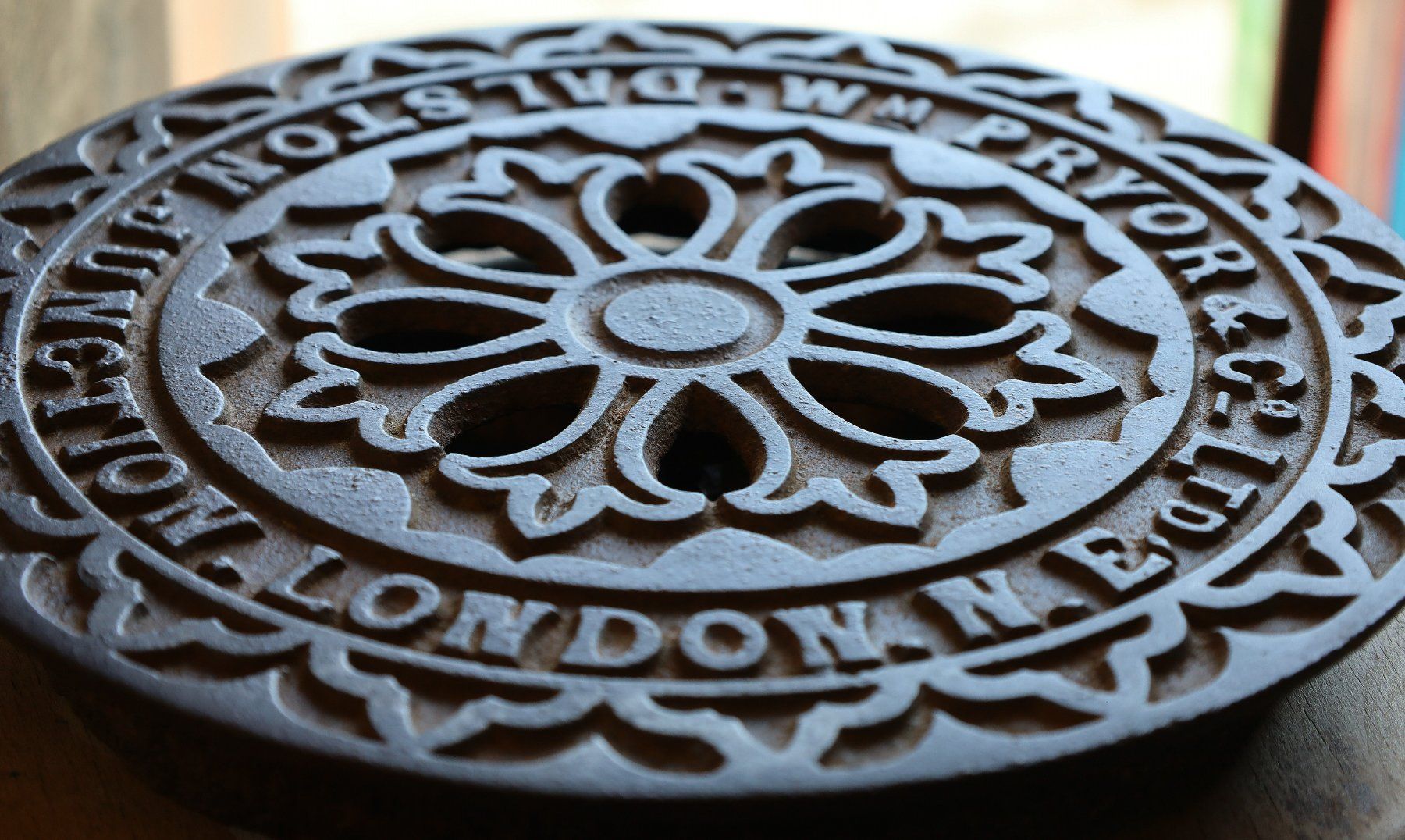 Piatti di portata: Gusseisendeckel, Schachtdeckel "Dalston Junction London" – Usato da Birrwil venduto da brandschatz_birrwil 6